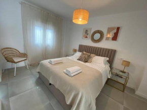 Stylish Seaside 3 Bed Apartment with Terrace + Sea View